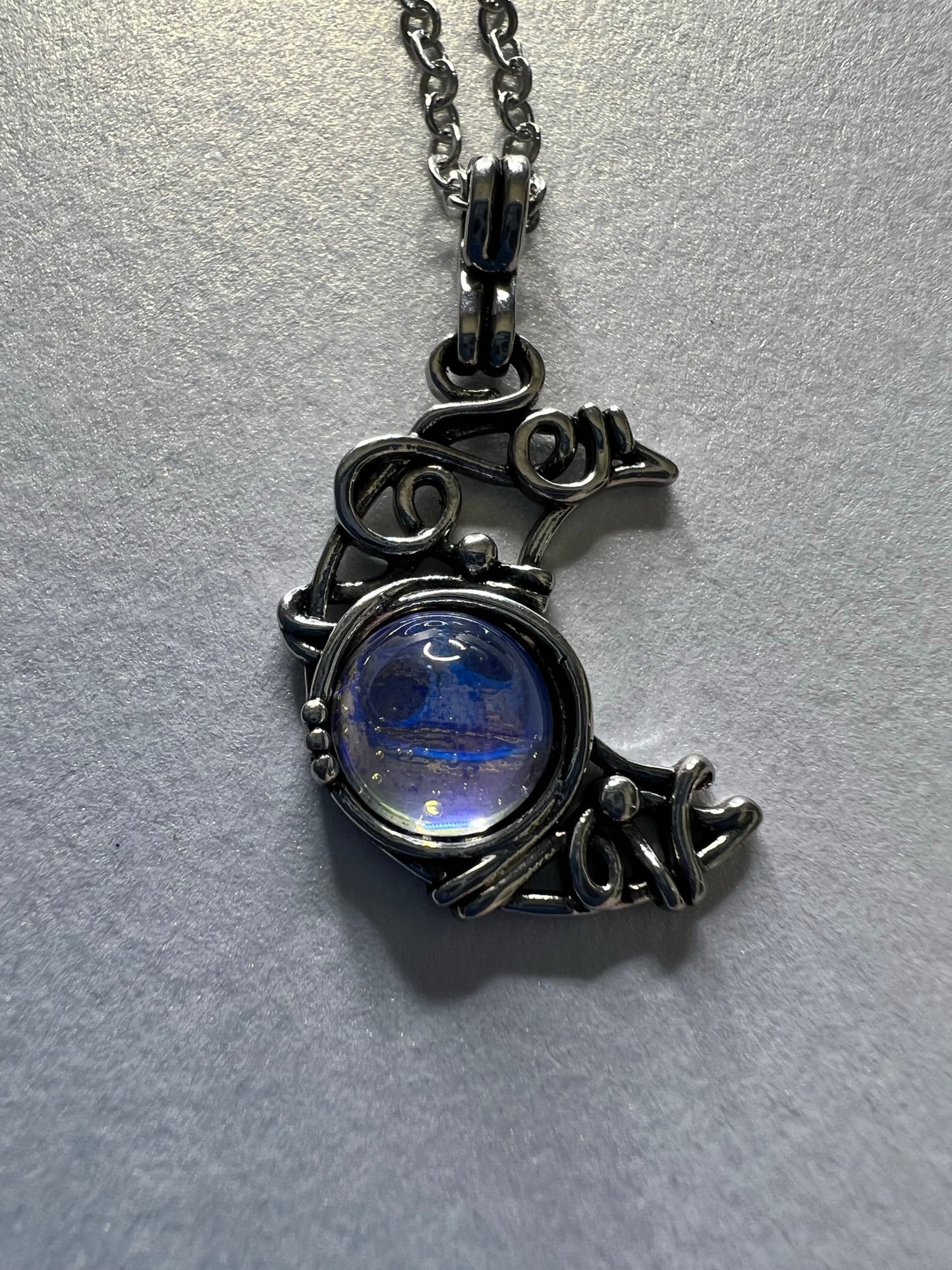 MOON PENDANT NECKLACE