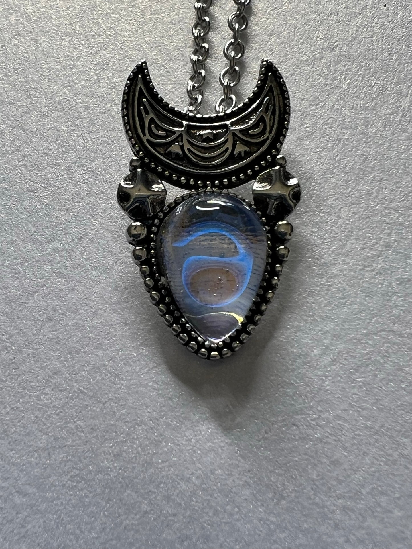 MOON PENDANT NECKLACE
