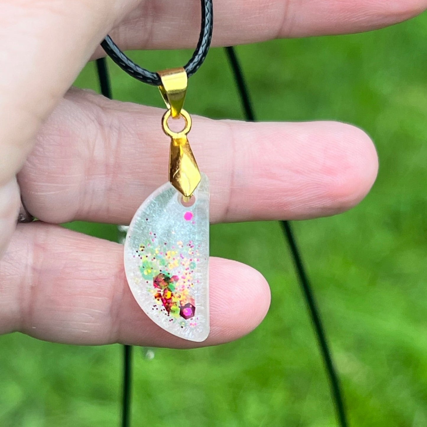 RESIN PENDANT - 125